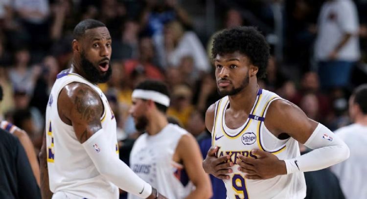 LeBron y Bronny James se convierten en la primera dupla padre-hijo que juega en la NBA