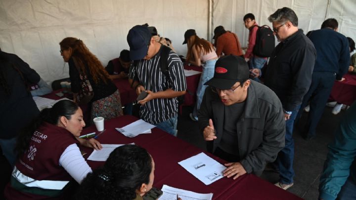Brugada entrega becas de transporte para universitarios. ¿A cuánto ascienden?