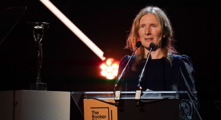 La novela 'Orbital' de la escritora británica Samantha Harvey gana el Premio Booker de ficción