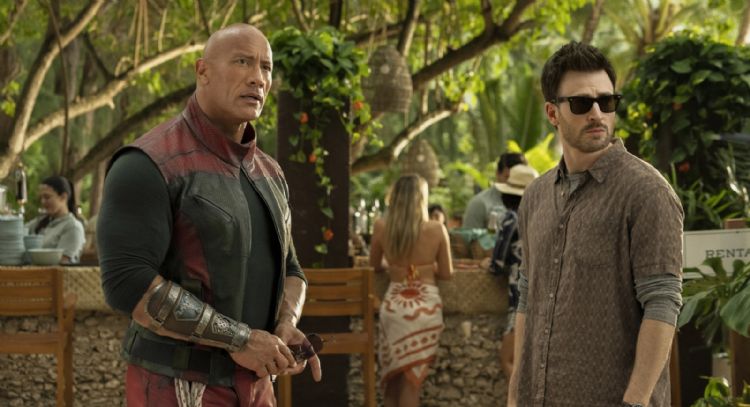 “Código: traje rojo” de Dwayne Johnson lidera la taquilla... pero no es el regalo prometido