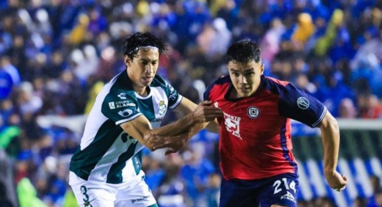 Cruz Azul se impone 2-0 a Santos y asegura el liderato en el Torneo Apertura 2024 (Video)