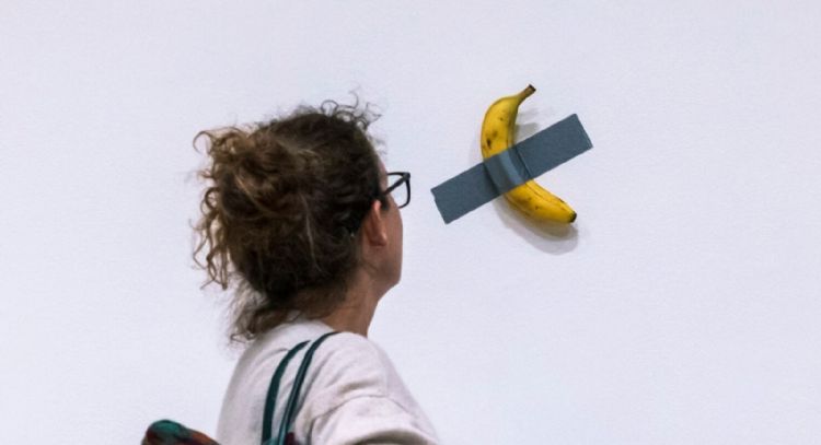 Cómo una banana con cinta adhesiva llegó a valuarse en un millón de dólares