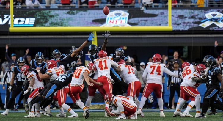 Patrick Mahomes y los Chiefs vencen 30-27 a los Panthers con el gol de campo de Shrader