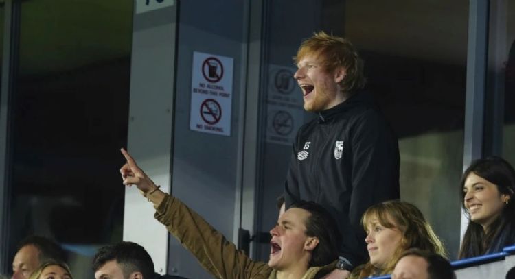 Ed Sheeran se disculpa con Ruben Amorim, técnico de Man United, por interrumpir entrevista (Video)