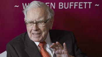 Warren Buffett sorprende a los accionistas al anunciar que se retira a finales de año