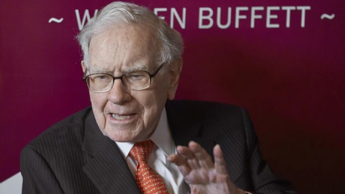 Warren Buffett sorprende a los accionistas al anunciar que se retira a finales de año