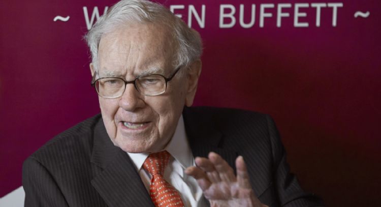 Warren Buffett sorprende a los accionistas al anunciar que se retira a finales de año