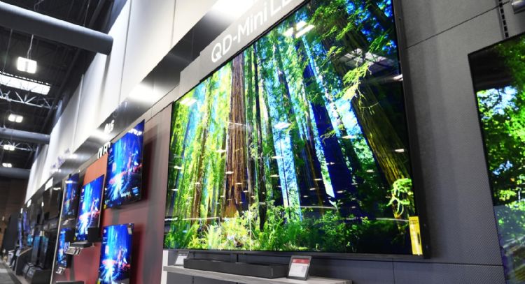 Tiendas aumentan existencias de televisores gigantes previo a periodo navideño