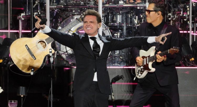 Luis Miguel, “El Sol” brilla ante 65 mil fans en pletórico Estadio GNP (Videos)