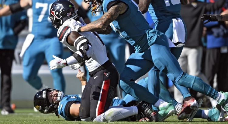 Trevor Lawrence, quarterback de los Jaguars, salió en camilla por una conmoción cerebral (Videos)