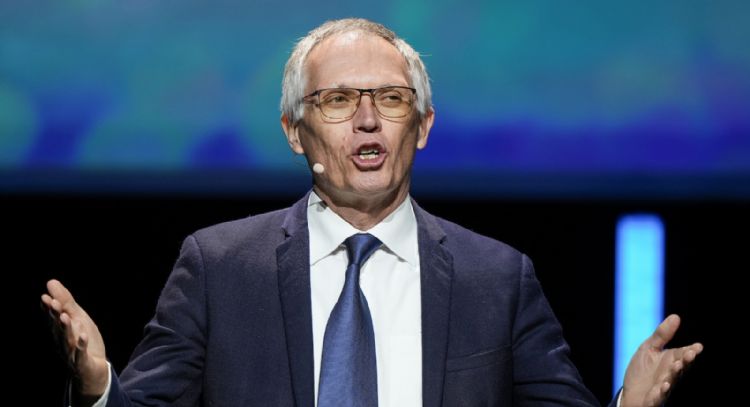 Revienta crisis automotriz: renuncia director de Stellantis, cuarto mayor fabricante del mundo