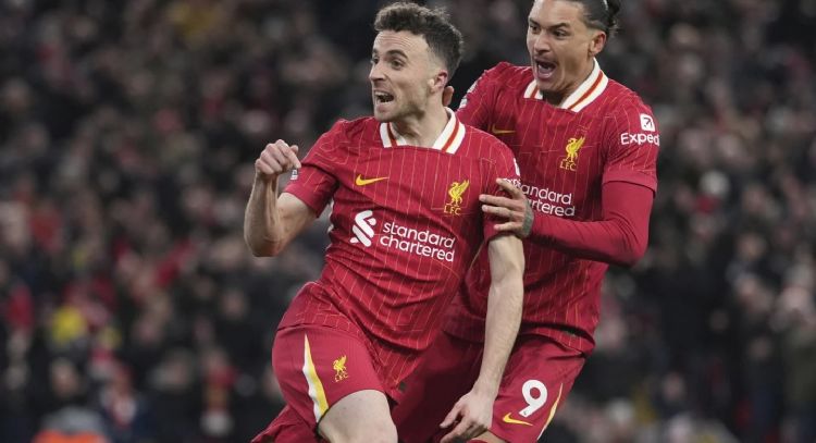 Liverpool, pese a tener un hombre menos, empató 2-2 contra el Fulham