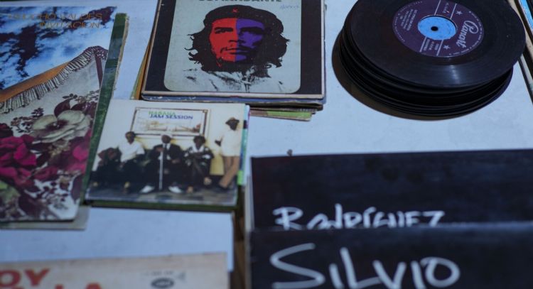 Discos de vinilo vuelven a sonar en festival en Cuba