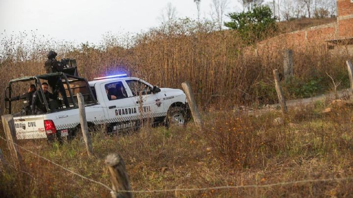 Enfrentamiento armado en Cotija deja un policía muerto; dos civiles fallecen por las balas perdidas