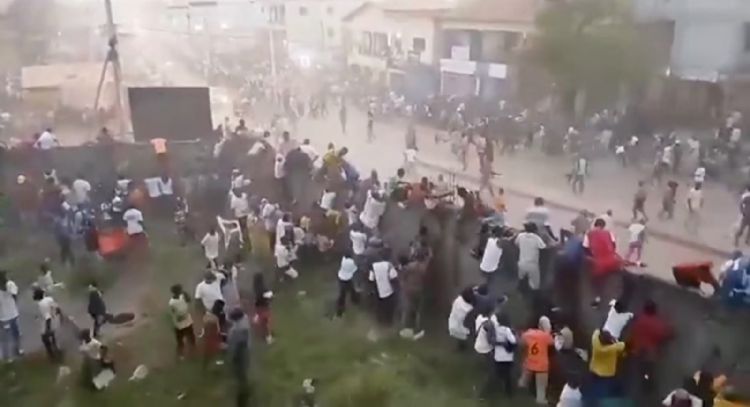 Estampida humana durante un partido de futbol en Guinea deja decenas de muertos (Videos)