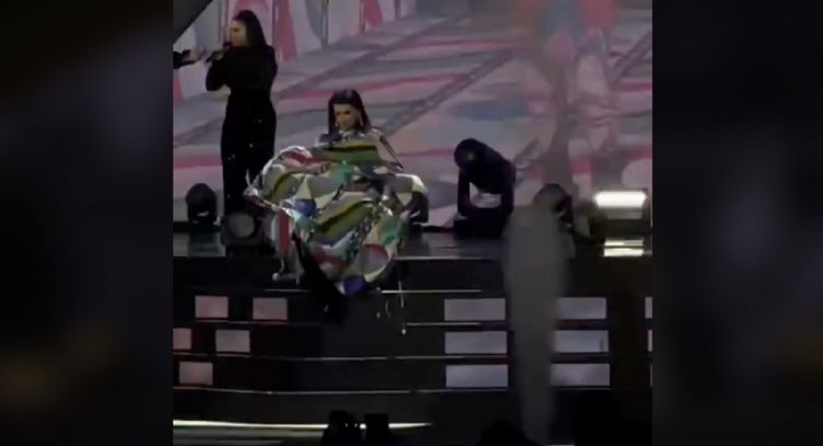 Laura Pausini sufre aparatosa caída en su concierto (Video)