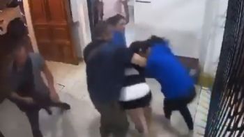 Graban agresión de María Elena Ríos contra una mujer; cruzan acusaciones de violencia (Video)