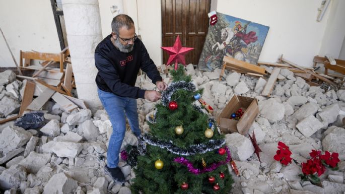 En las ruinas de una iglesia bombardeada en Líbano, hay un pequeño árbol de Navidad