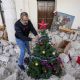 En las ruinas de una iglesia bombardeada en Líbano, hay un pequeño árbol de Navidad