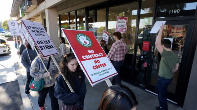 Huelga de Starbucks se expande y cierra casi 60 de sus tiendas en EU