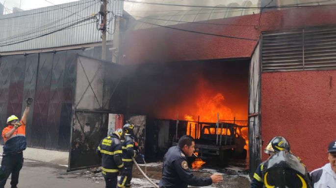 Arde una fábrica de muebles en Iztapalapa; evacuan a 30 personas