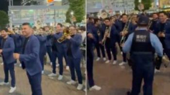 ¡Les cayó la policía! Así callaron a la Banda El Recodo mientras tocaba en calles de Japón (Videos)