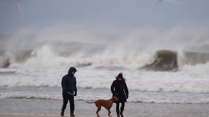 Viento, lluvia y riesgo de inundaciones amenazan las celebraciones de Año Nuevo en Reino Unido