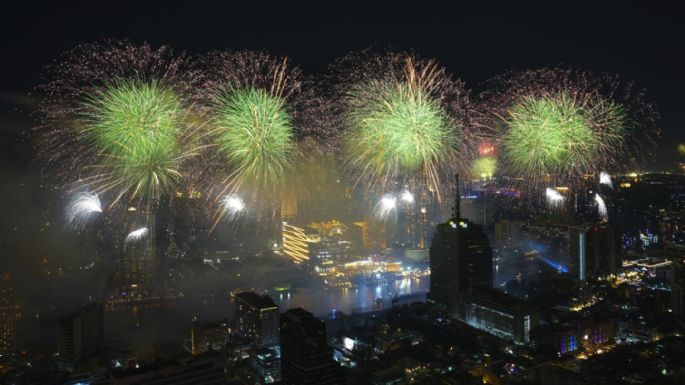 El mundo inicia celebraciones de Año Nuevo con abrazos, fuegos artificiales y espectáculos de luces