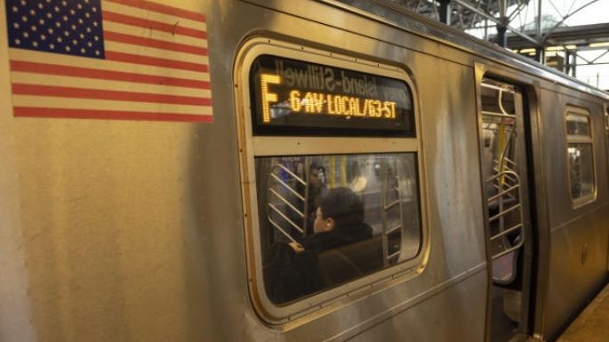 Policía revela identidad de mujer quemada en metro de Nueva York