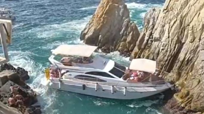 Un yate encalla y se hunde en La Quebrada de Acapulco (Videos)