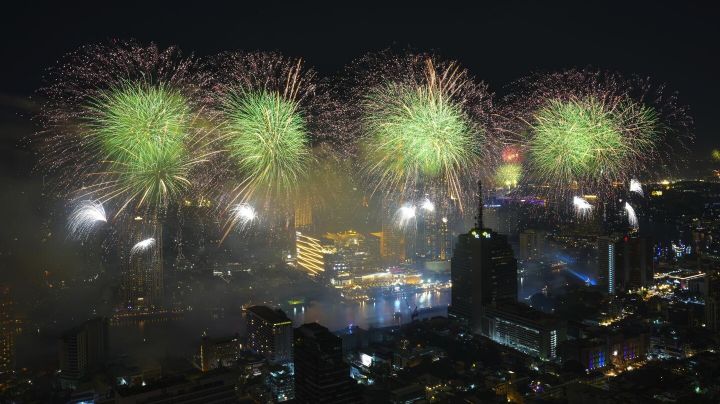 El mundo inicia celebraciones de Año Nuevo con abrazos, fuegos artificiales y espectáculos de luces