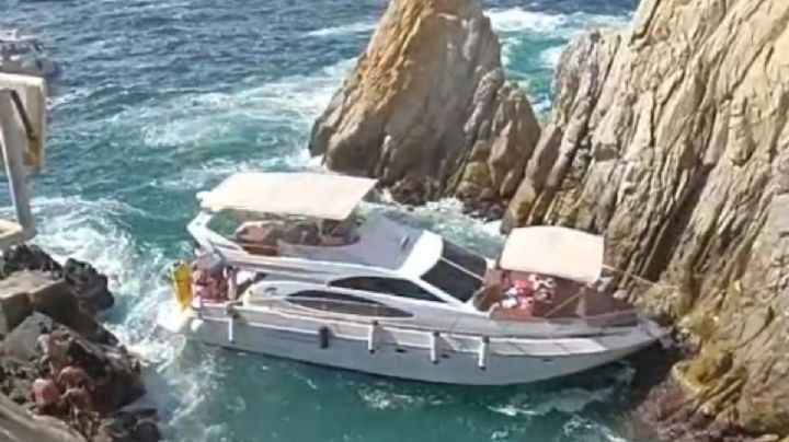 Un yate encalla y se hunde en La Quebrada de Acapulco (Videos)