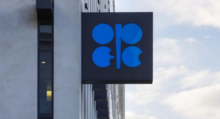 La OPEP+ decide postergar aumentos de producción petrolera