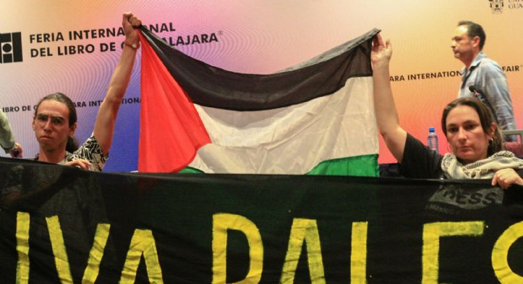Manifestantes pro-Palestina interrumpen mesa sobre Medio Oriente en la FIL de Guadalajara (Videos)
