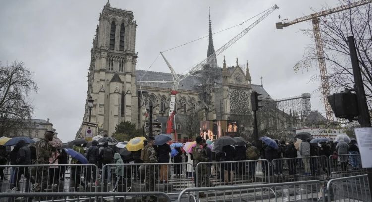 Con música revivió la esperanza de paz desde Nuestra Señora de París