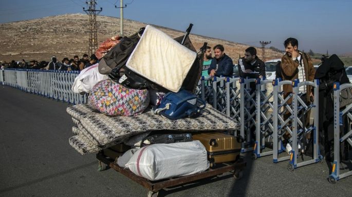 Cientos de sirios hacen fila en la frontera turca con la esperanza de volver a casa