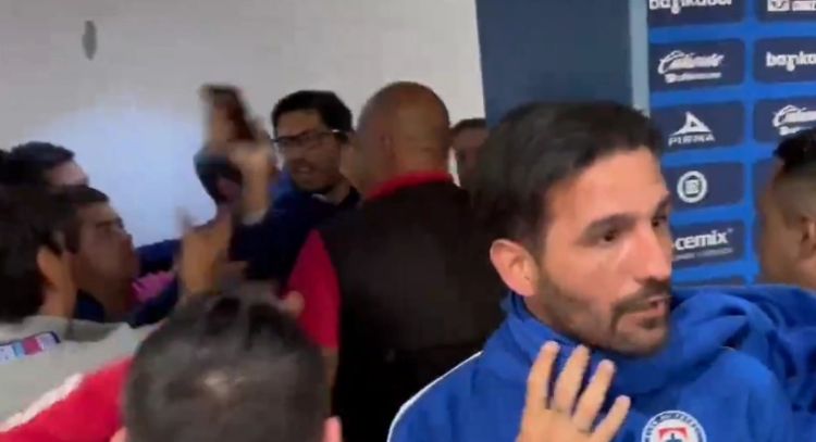 Reportero denuncia agresiones de directivos de Cruz Azul y amenazas de policías (Videos)