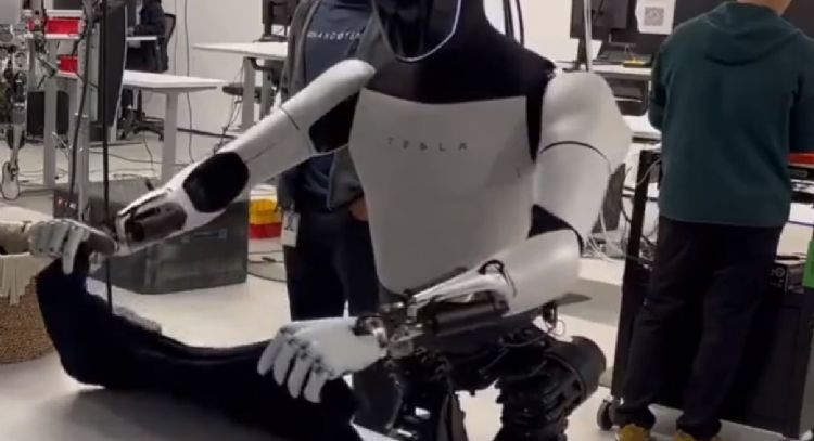 Elon Musk presume en X su mejorado robot Optimus (videos)