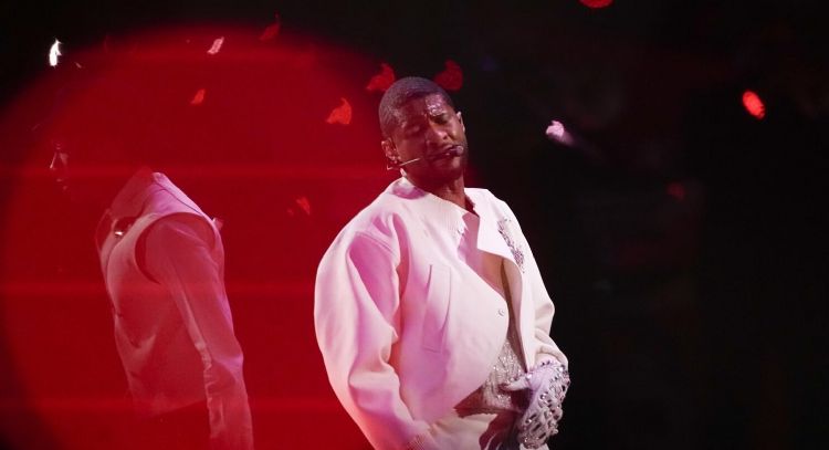 Usher rinde homenaje a Michael Jackson en el medio tiempo del Super Bowl