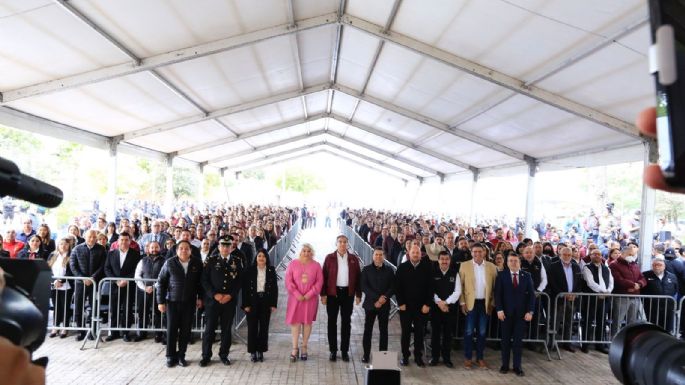 Entrega gobernador apoyos para mejorar servicios e infraestructura en Victoria