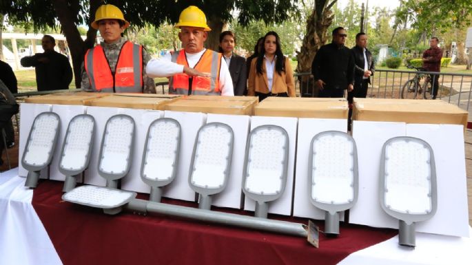 Entrega gobernador apoyos para mejorar servicios e infraestructura en Victoria