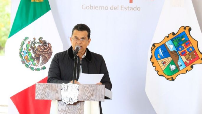 Entrega gobernador apoyos para mejorar servicios e infraestructura en Victoria