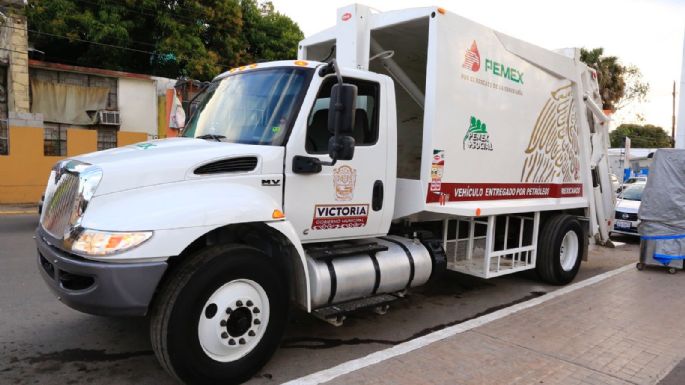 Entrega gobernador apoyos para mejorar servicios e infraestructura en Victoria