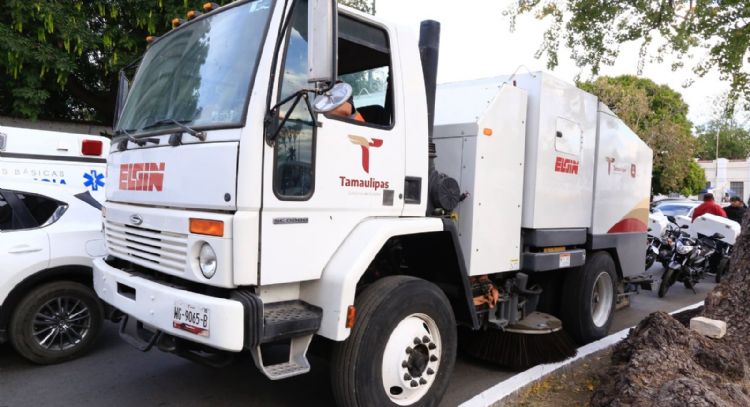 Entrega gobernador apoyos para mejorar servicios e infraestructura en Victoria
