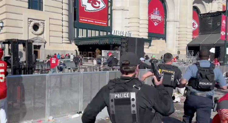 Tiroteo cerca del desfile de la victoria del Super Bowl en Kansas; un muerto y “múltiples heridos”