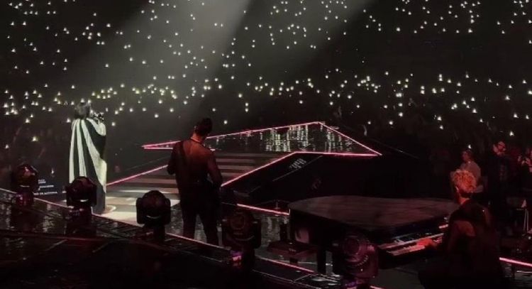 Hombre dispara 17 veces contra la Accor Arena de París durante concierto de Laura Pausini