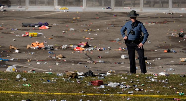 Acusan a dos adultos de homicidio por tiroteo en desfile de celebración de los Chiefs