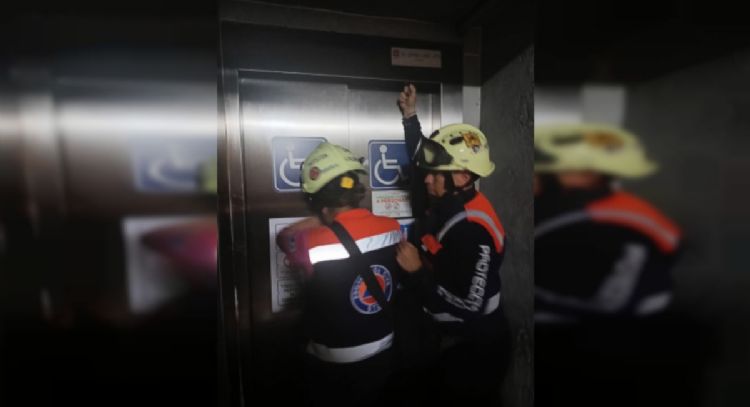 Elevador se desploma con atletas de la Conade
