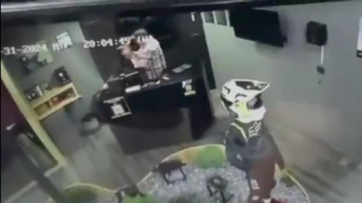 Encargado de la tienda deportiva Fox da brutal golpiza a empleada; está prófugo (Video)