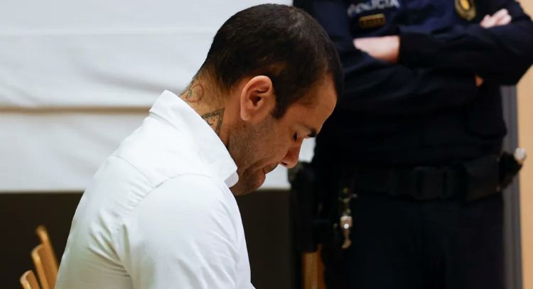 Dani Alves es condenado a cuatro años y medio de prisión por la violación a una joven